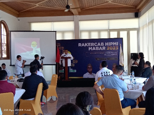 
 Bupati Manggarai Barat, Edistasius Endi membuka Rakercab BPC HIPMI Mabar 2023. (Acik/hlb)