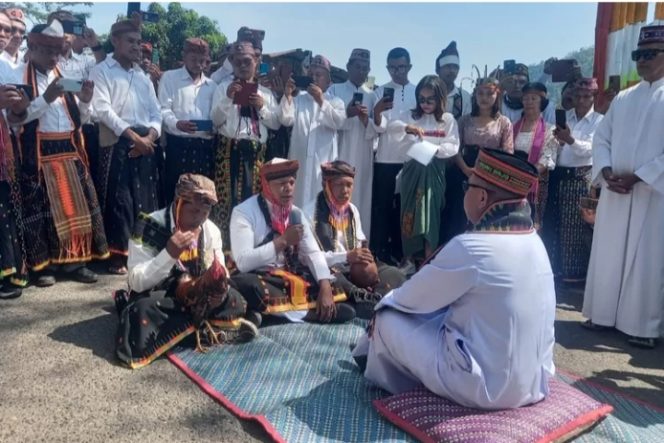 
					Mgr Maksimus Regus Disambut Secara adat oleh Umat Paroki Rangga di Pa'ang Lembor.(Ist)