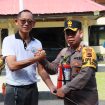 Gahawisri Labuan Bajo menyerahkan bantuan Apar kepada Polres Manggarai Barat, Selasa(17/12/2024).(Ist)