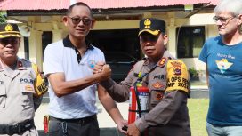 Gahawisri Labuan Bajo menyerahkan bantuan Apar kepada Polres Manggarai Barat, Selasa(17/12/2024).(Ist)