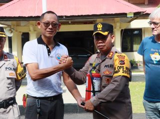Gahawisri Labuan Bajo menyerahkan bantuan Apar kepada Polres Manggarai Barat, Selasa(17/12/2024).(Ist)