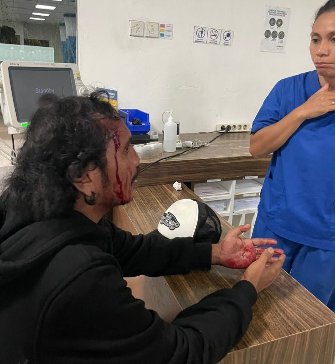 
					Iren (korban) mendatangi RS Siloam Labuan Bajo usai dianiaya oknum Polisi, Minggu(22/12/2024)