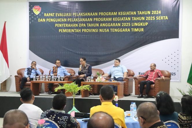 
					Rapat Evaluasi Keuangan T.A 2024 dan penyerahan DPA T.A 2025.(Foto:Meldy Nailopo)