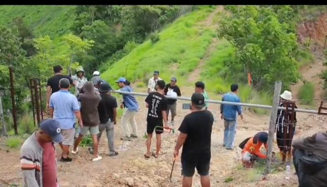 
					Pembongkaran portal yang dipasang mafia tanah di Toro Bembe. (Ist)