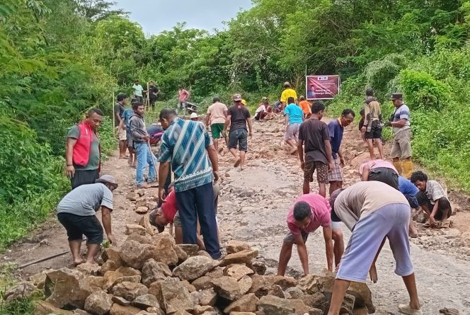 
					Anggota DPRD Manggarai Timur Fraksi PDI Perjuangan Paulus Yohanes Yorit Poni, S.Sos bersama masyarakat gotong royong perbaik jalan rusak di Elar Selatan