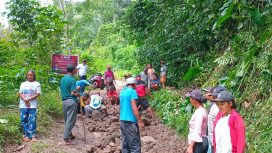 Anggota DPRD Manggarai Timur Fraksi PDI Perjuangan Paulus Yohanes Yorit Poni, S.Sos Bersama Masyarakat Gotong Royong Perbaikan Jalan Rusak.