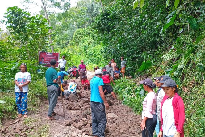 
					Anggota DPRD Manggarai Timur Fraksi PDI Perjuangan Paulus Yohanes Yorit Poni, S.Sos Bersama Masyarakat Gotong Royong Perbaikan Jalan Rusak.