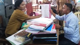 Kepala Desa Orong, Stefanus Hadur terima dokumen izin operasional Paud Langke Orong, Senin(10/03/2025)