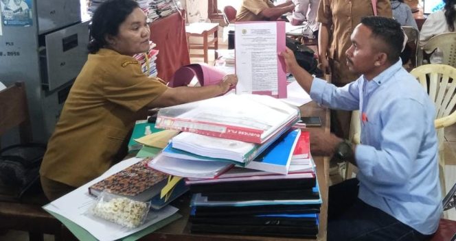 
					Kepala Desa Orong, Stefanus Hadur terima dokumen izin operasional Paud Langke Orong, Senin(10/03/2025)