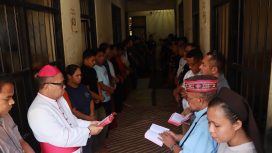 Uskup Labuan Bajo, Mgr. Maksimus Regus doa bersama tahanan di Rutan Polres Mabar, Jumat (04/04/2025). (Foto:Humas Polres Mabar)