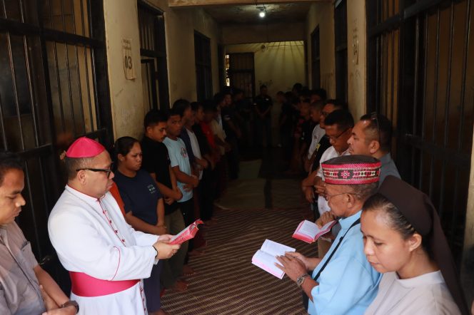 
					Uskup Labuan Bajo, Mgr. Maksimus Regus doa bersama tahanan di Rutan Polres Mabar, Jumat (04/04/2025). (Foto:Humas Polres Mabar)