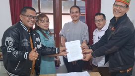 Ketua Yayasan Pesona Manggarai, Heri Baben bersama pengurus lainnya. (Ist)