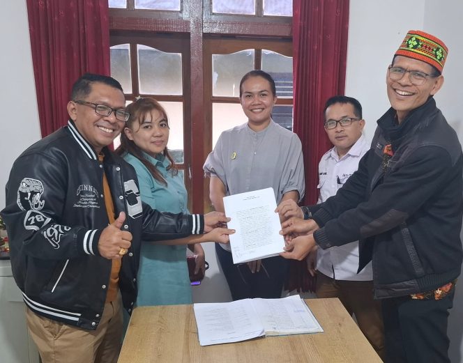 
					Ketua Yayasan Pesona Manggarai, Heri Baben bersama pengurus lainnya. (Ist)