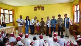 ITDC beri bantuan perlengkapan sekolah siswa/i di Mabar.(Ist)