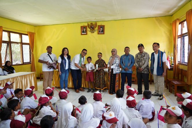 
					ITDC beri bantuan perlengkapan sekolah siswa/i di Mabar.(Ist)