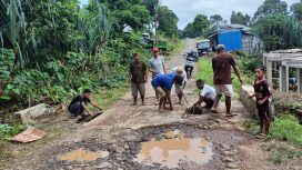 Sekcam Welak, bersama masyarakat perbaiki deker rusak, Senin(14/04)2025)