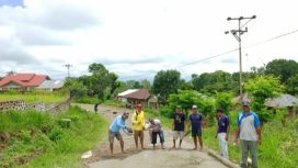 Sekcam Welak perbaiki jalan rusak bersama DPP Orong. (Ist)