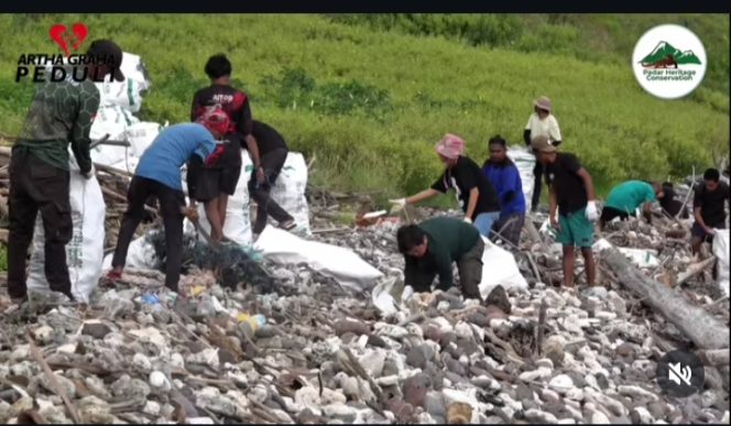 
					Aksi bersih sampah di Pulau Padar.(Ig:PHC)