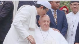 Imam besar masjid Istiqlal Prof. Nasarudin Umar mencium kening Paus Fransiskus. (Ist)