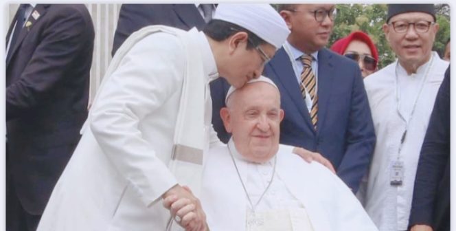 
					Imam besar masjid Istiqlal Prof. Nasarudin Umar mencium kening Paus Fransiskus. (Ist)