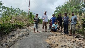 Sekcam Welak bersama pemilik kendaraan roda empat perbaiki jalan rusak.(Ist)