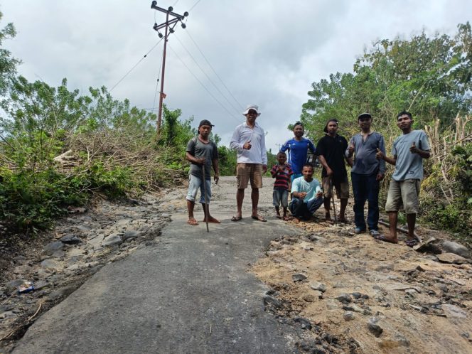 
					Sekcam Welak bersama pemilik kendaraan roda empat perbaiki jalan rusak.(Ist)