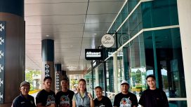 Ketua Pertina Manggarai Barat bersama atlit tinju Komodo Hitam Labuan Bajo.(Ist)