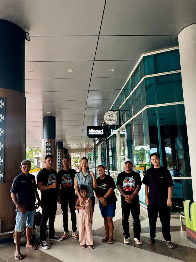 
 Ketua Pertina Manggarai Barat bersama atlit tinju Komodo Hitam Labuan Bajo.(Ist)
