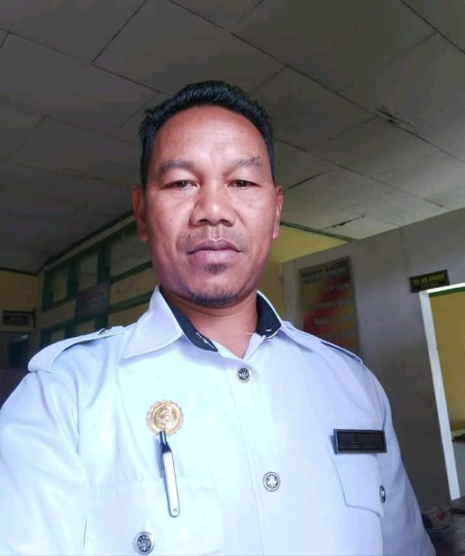 
					Kepala Sekolah SMAN 1 Elar, Hermanus Ernus (Ist)