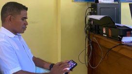 Yuvens Darung melaporkan Marsel Ahang ke SPKT Polres Mabar.(Ist)