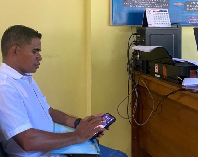 
					Yuvens Darung melaporkan Marsel Ahang ke SPKT Polres Mabar.(Ist)