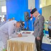 Penandatanganan berita acara pengukuhan perpanjangan masa jabatan Kepala Desa di Kecamatan Komodo.(Ist)