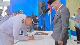 Penandatanganan berita acara pengukuhan perpanjangan masa jabatan Kepala Desa di Kecamatan Komodo.(Ist)