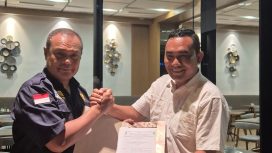 Marianus Yono Jehanu menerima SK dari Ketua ASPROV PSSI NTT.(Ist)