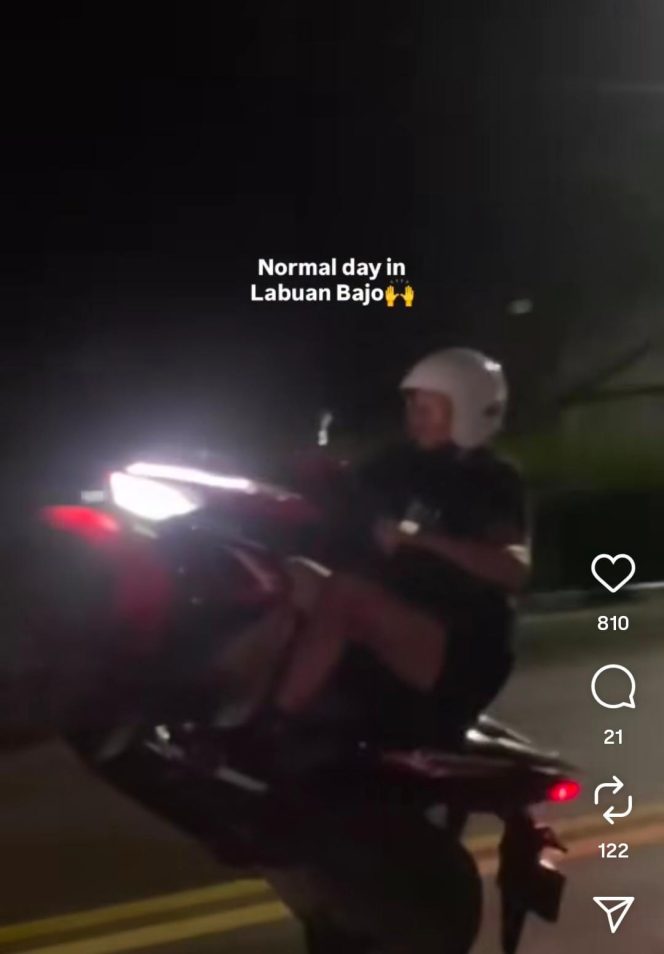 
					Tangkapan layar video freestyle sepeda motor yang dilakukan turis asal Inggris di Labuan Bajo.(Ist)