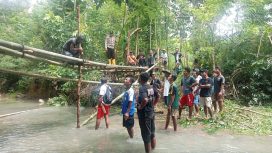 Warga Dusun Hento bersama TNI,POLRI, dan Pol PP bangun Jembatan Darurat di Sungai Wae Hento,Rabu(17/12/2025).(Ist)