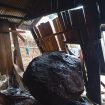 Batu besar timpa rumah warga Compang Kules, Manggarai Barat, Sabtu(27/12/2025).Foto:Ist