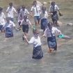 Tangkapan layar video Siswa Seberangi Sungai Wae Impor menuju SMPN 02 Ulas Welak.(Acik)