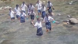 Tangkapan layar video Siswa Seberangi Sungai Wae Impor menuju SMPN 02 Ulas Welak.(Acik)