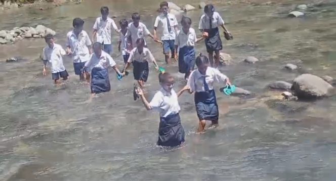 
					Tangkapan layar video Siswa Seberangi Sungai Wae Impor menuju SMPN 02 Ulas Welak.(Acik)