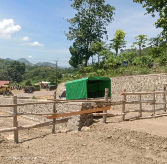 
					Ruas jalan Para Puar diblokir pemilik tanah.(Acik)