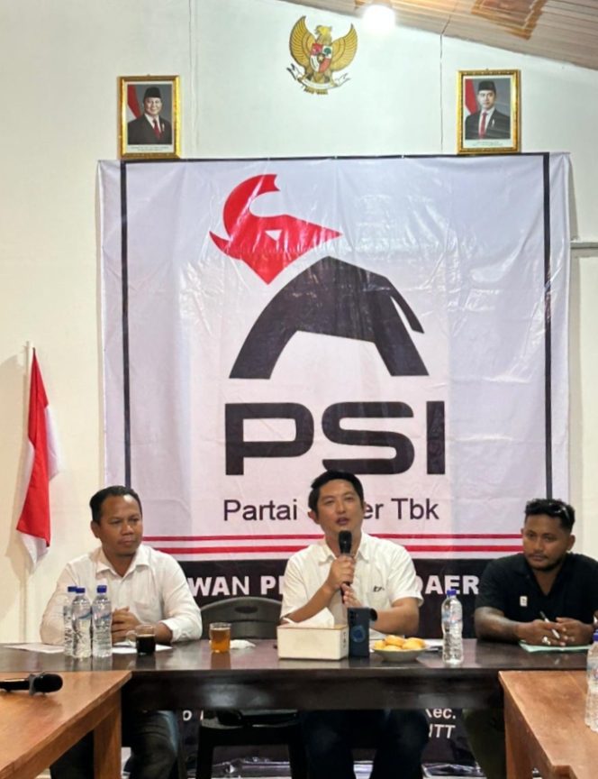 
					Ketua DPD PSI Mabar, Ignasius Charles Angliwarman (tengah), Filmon Sentosa, Ketua DPC PSI Mbeliling(kanan), Benediktus Untul, Ketua Bapilu(kiri). (Acik)
