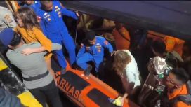 Proses evakuasi penumpang KM Putri Sakinah yang tenggelam di Perairan Pulau Padar.(Ist)