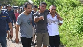 Bupati Edi kawal evakuasi korban tenggelam Tiwu Pai.(Ist)