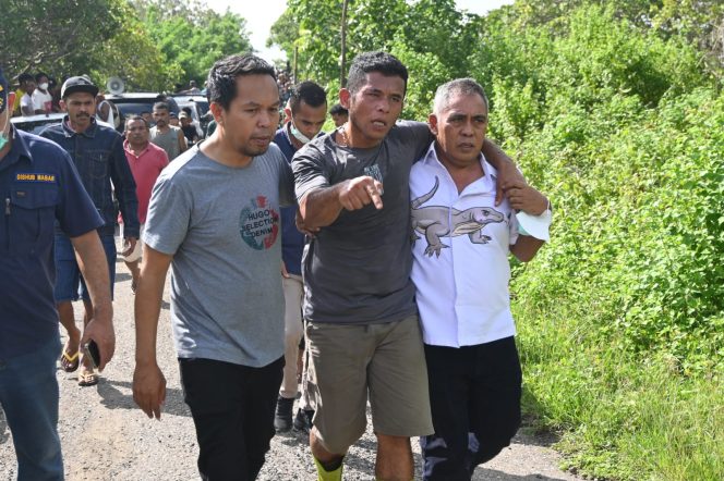 
					Bupati Edi kawal evakuasi korban tenggelam Tiwu Pai.(Ist)