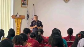 Marianus Yono Jehanu isi kuliah umum di Kampus Politeknik El Bajo Commodus,Jumat(20/02/2026).(Ist)