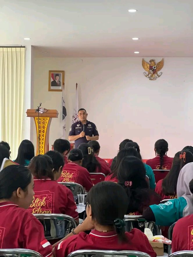 
					Marianus Yono Jehanu isi kuliah umum di Kampus Politeknik El Bajo Commodus,Jumat(20/02/2026).(Ist)