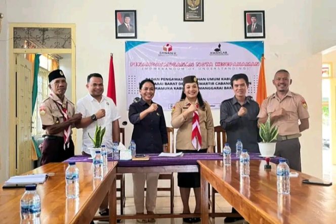 
					Penandatangan MOU antara Bawaslu dengan Kwarcab Gerakan Pramuka Manggarai Barat,Senin(10/02/2026).(Ist)