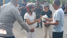 Camat Komodo, Marthinus Irwandi Mariyanto bagi takjil ke pengguna jalan.(Acik)