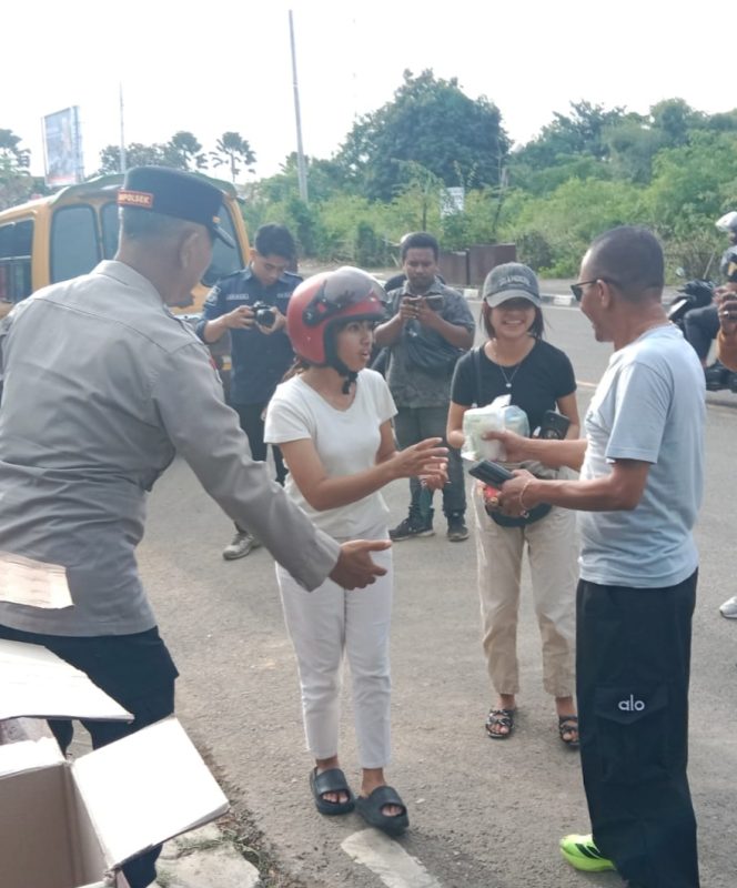 
					Camat Komodo, Marthinus Irwandi Mariyanto bagi takjil ke pengguna jalan.(Acik)